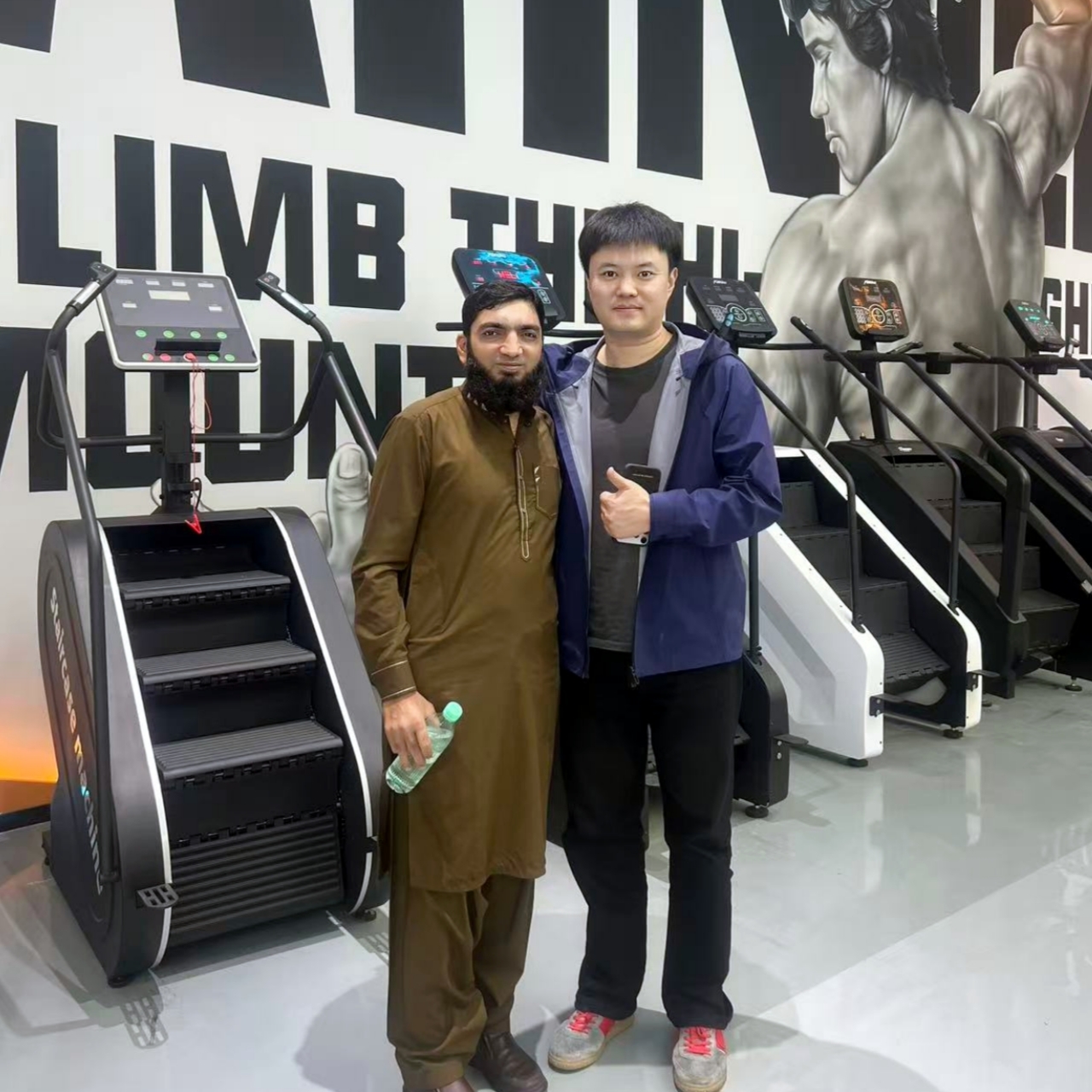 yingruis Fitness Equipment Technology Co., Ltd. slutförde framgångsrikt beställningen av 30 böjda löpband för pakistanska kunder